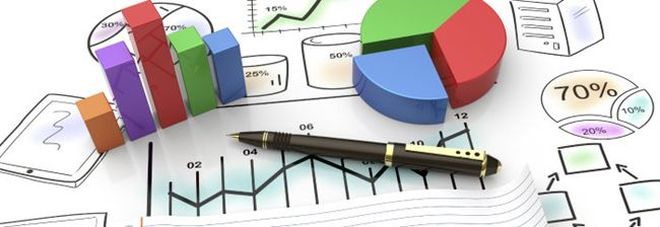 Grafici finanziari tridimensionali a barre e a torta posizionati sopra fogli di statistiche e report aziendali con una penna stilografica in primo piano